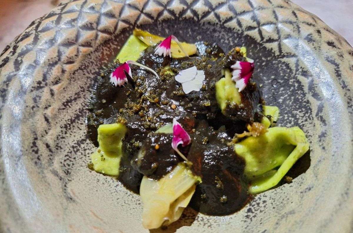 Agnolotti relleno de pistache, pepita y mostaza negra; foto de Miriam Carmo