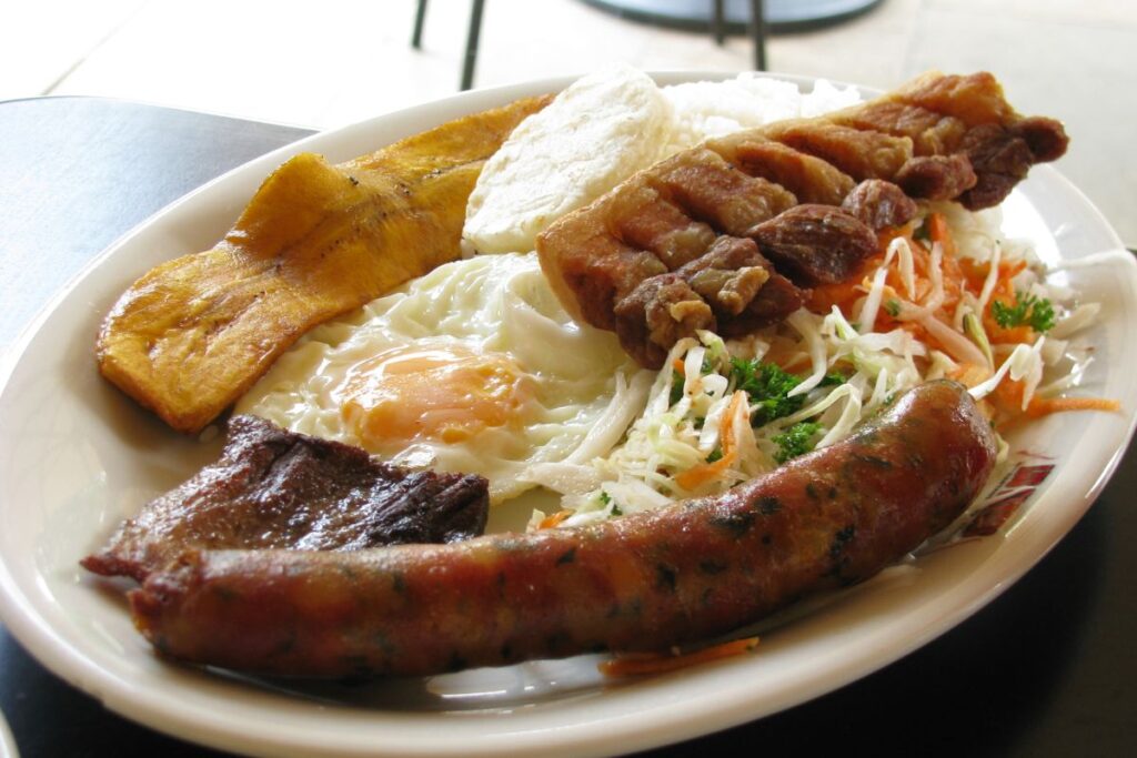 La bandeja paisa es uno de los platillos insignia de Colombia.