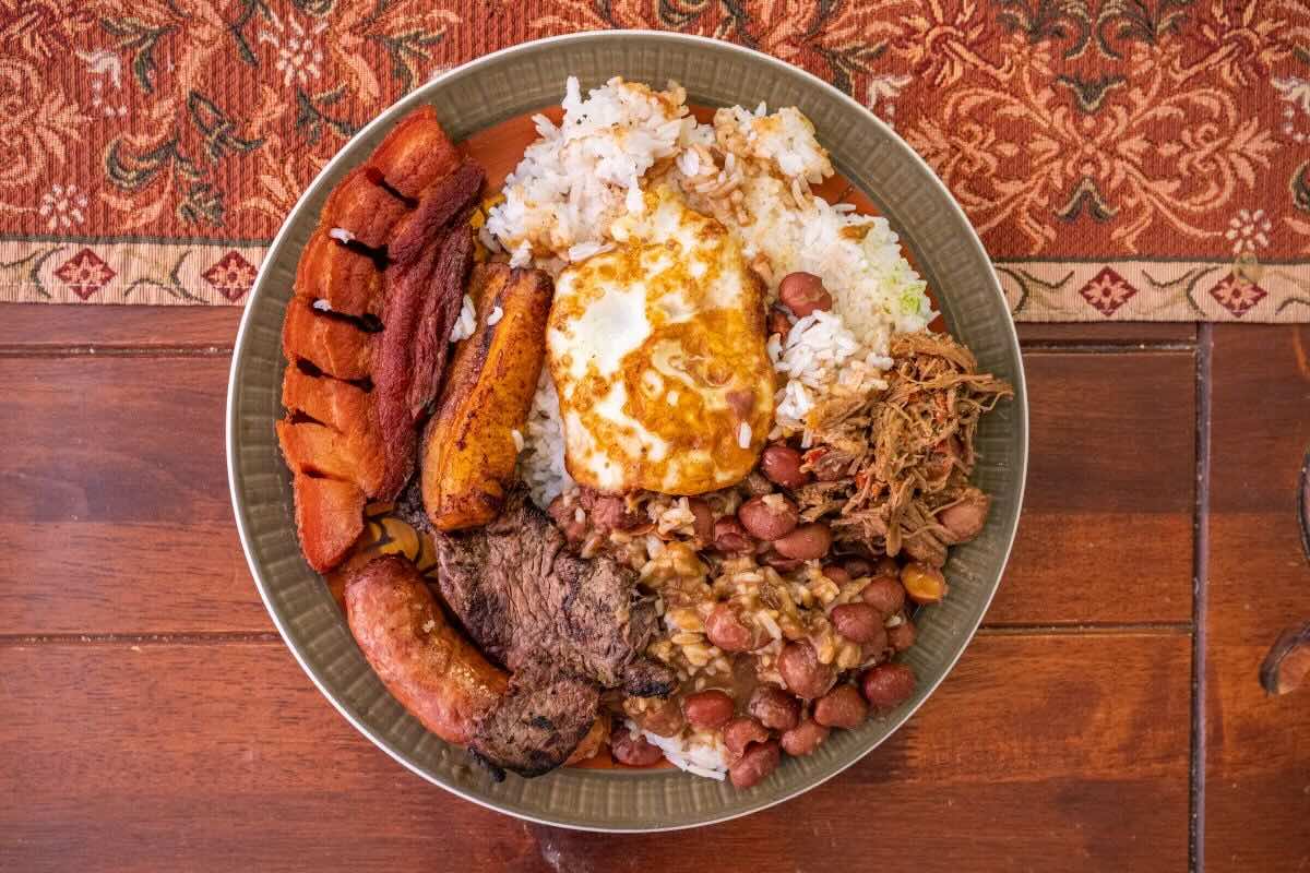 Estilo de bandeja paisa con carne deshebrada. Foto de Flickr.