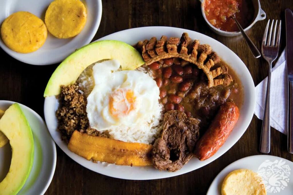 La bandeja paisa es uno de los platillos insignia de Colombia.