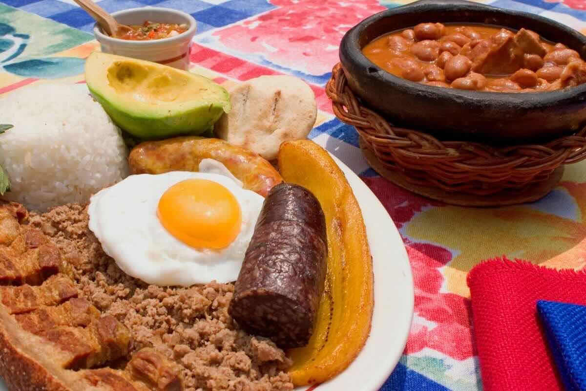 Alternativa de bandeja paisa con morcilla. Foto de Flickr.