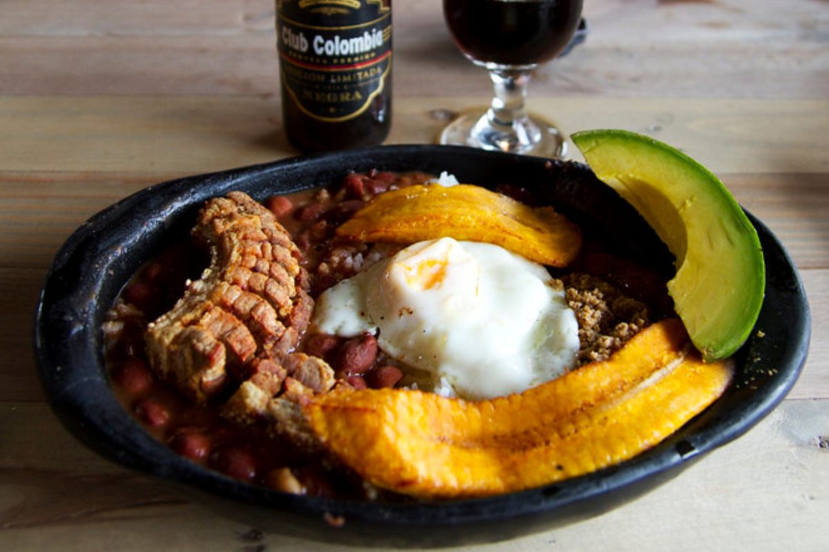 Bandeja paisa: así es el platillo de Medellín que pocos logran terminarse