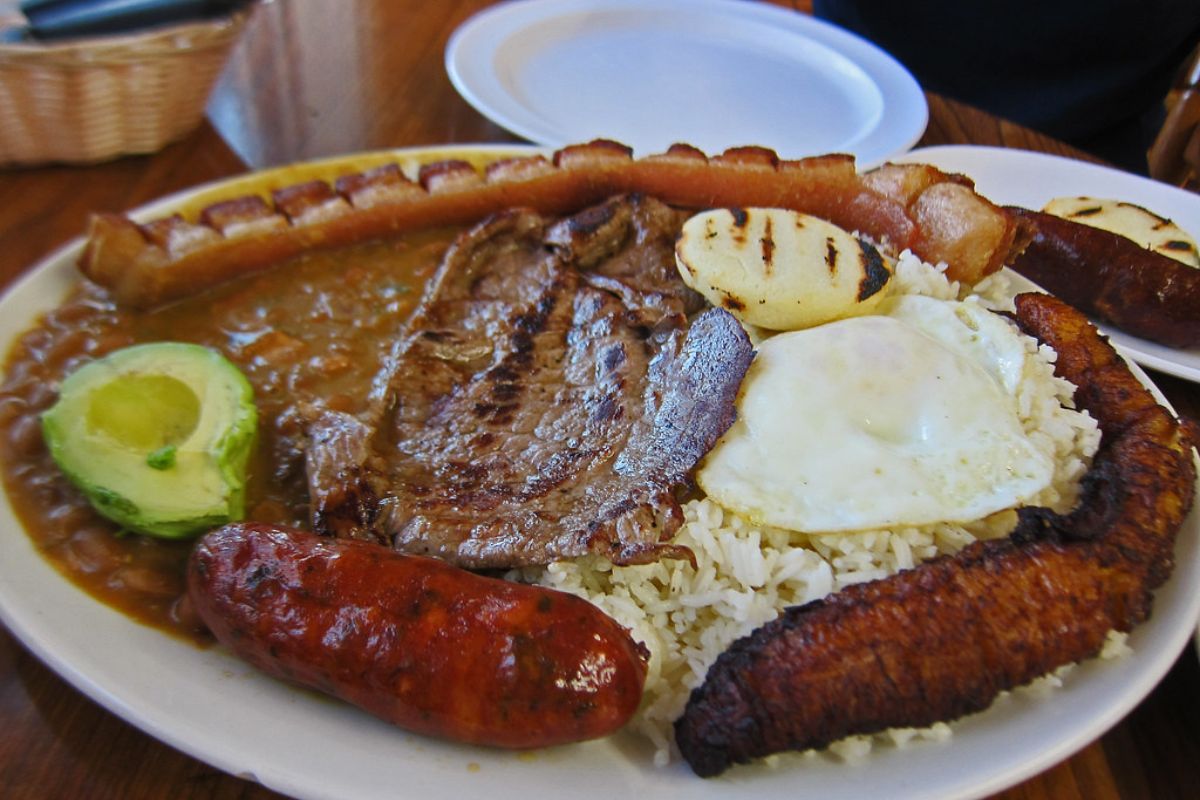 Bandeja paisa tradicional. Foto de Flickr.