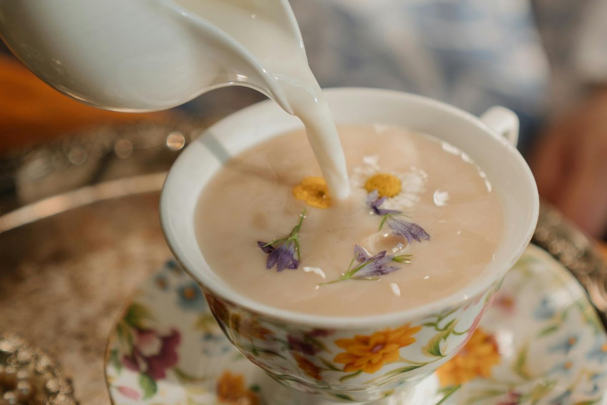 Té cremoso con leche caliente. Foto de Pexels.