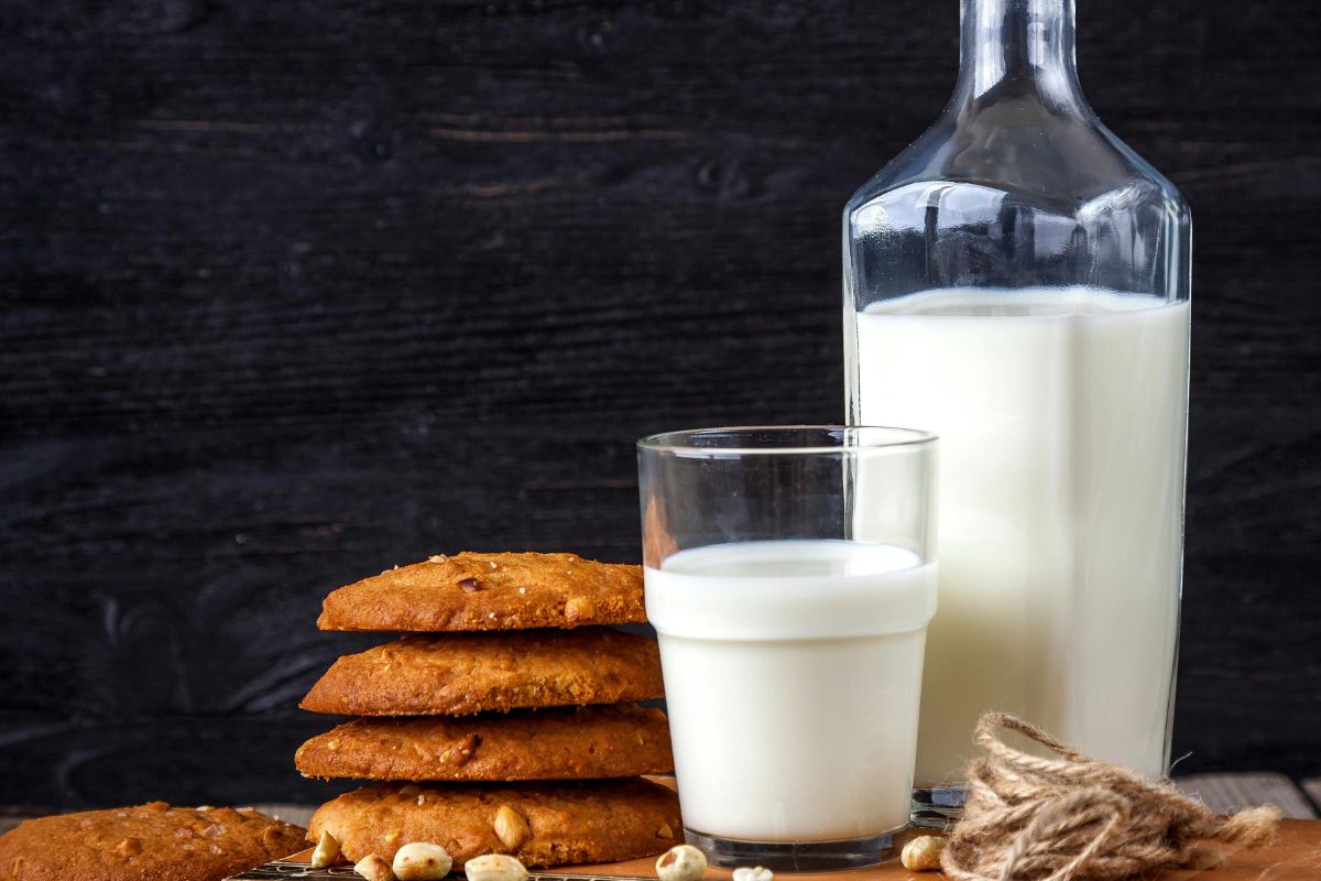 Leche fría para acompañar galletas. Foto de Pexels.