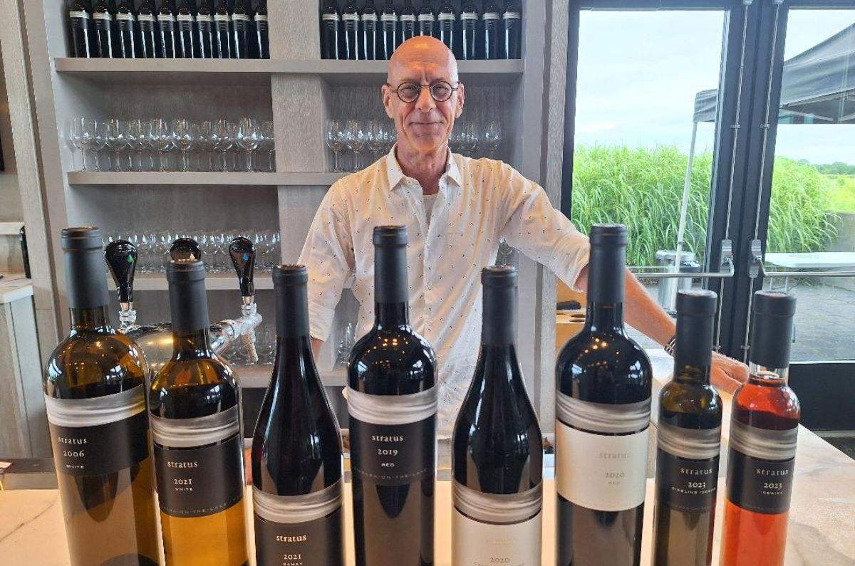 El dueño de la bodega Stratus Wines Ben con algunas etiquetas, foto tomada por Miriam Carmo