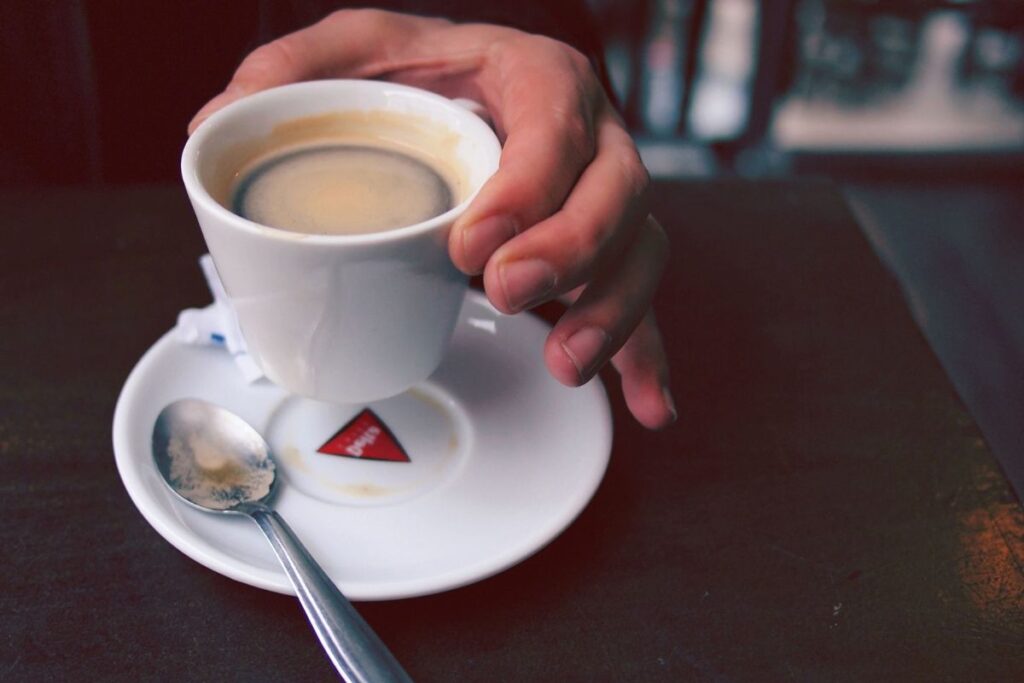 El café gibraltar es una bebida pequeña e intensa a base de espresso y leche