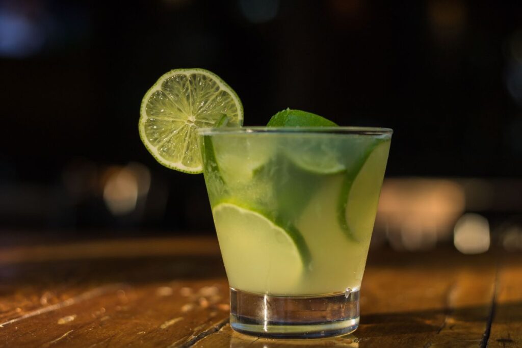 La caipirinha es el coctel brasileño por excelencia, se compone sólo de tres ingredientes.