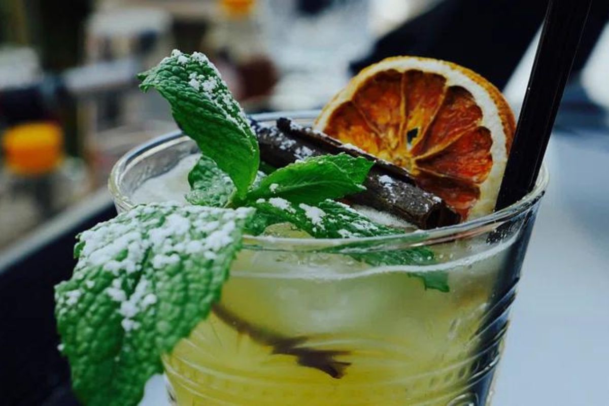 Coctel con hierbas frescas. Foto de Pexels.