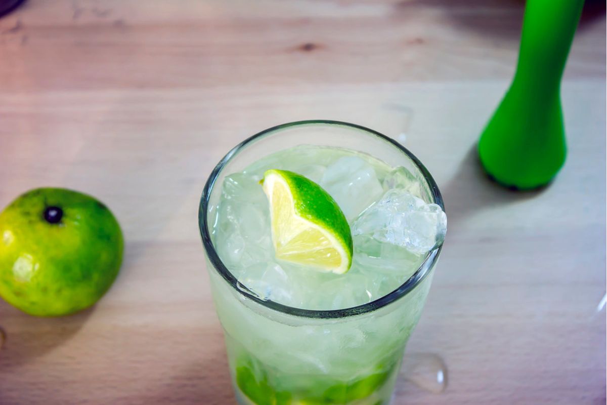 Caipirinha tradicional con limón fresco. Foto de Flickr.