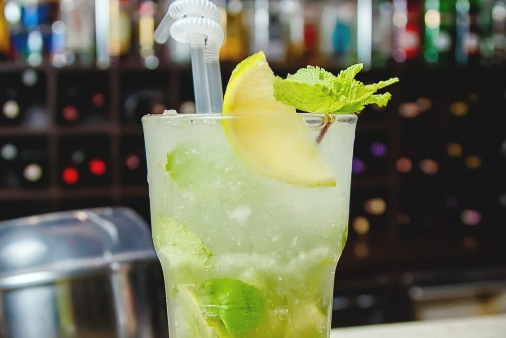 La caipirinha es el coctel brasileño por excelencia, se compone sólo de tres ingredientes.