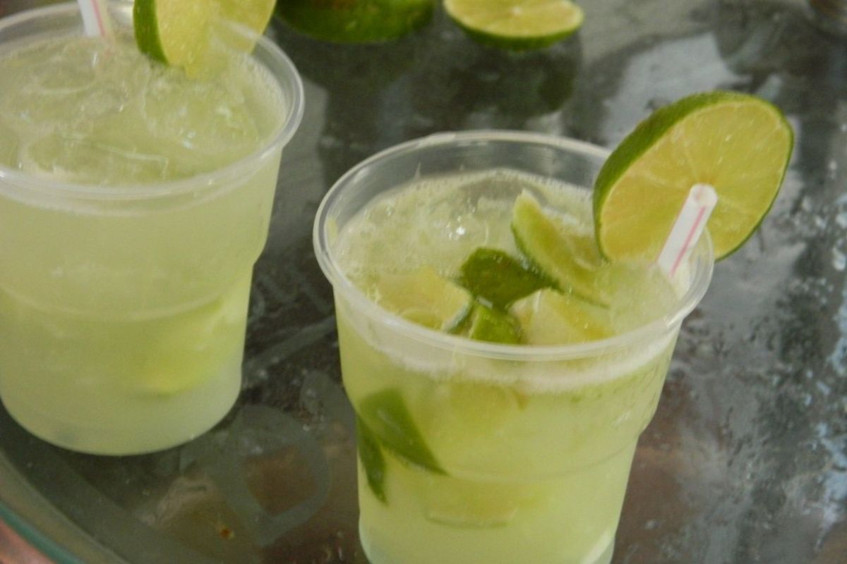 Caipirinha tradicional con limón fresco. Foto de Flickr.