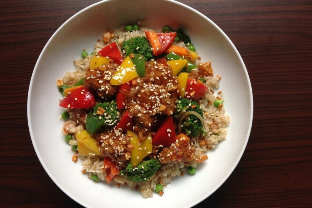 El chop suey es una mezcla de mezcla de carne y vegetales presentados sin orden.