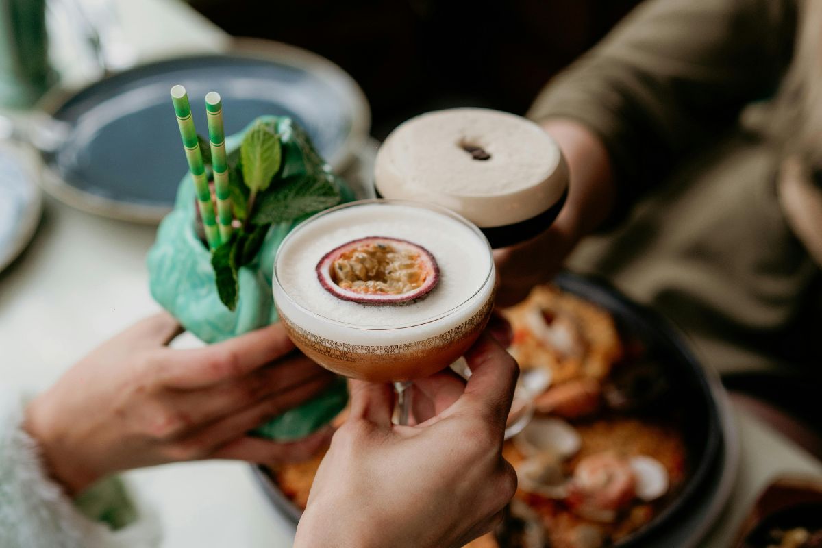 Personas brindando con cocteles. Foto de Pexels.