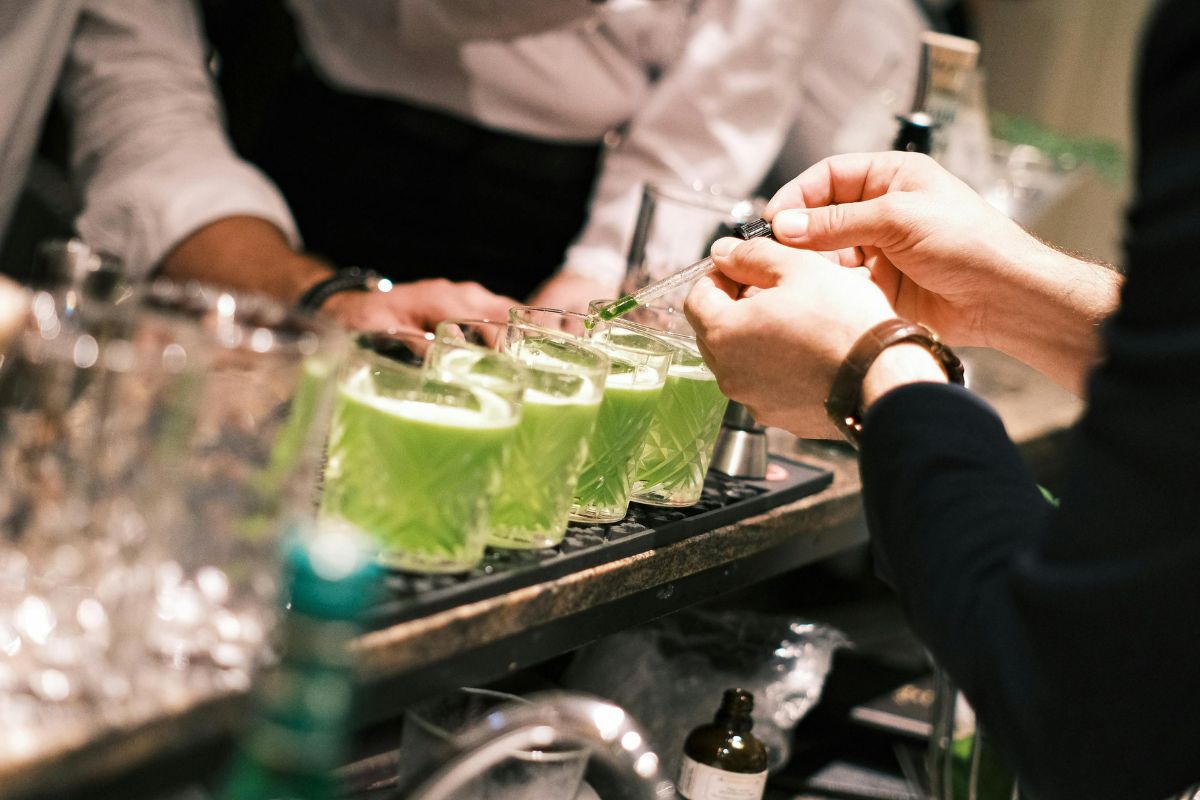 Bartender preparando ronda de tragos. Foto de Pexels.