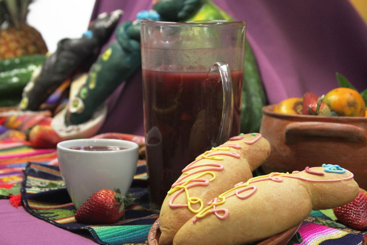 Colada Morada, el atole ancestral hecho con más de 20 ingredientes