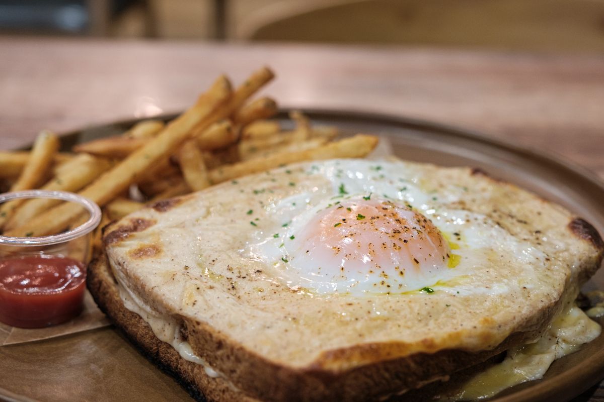 Croque madame clásico. Foto de Flickr.