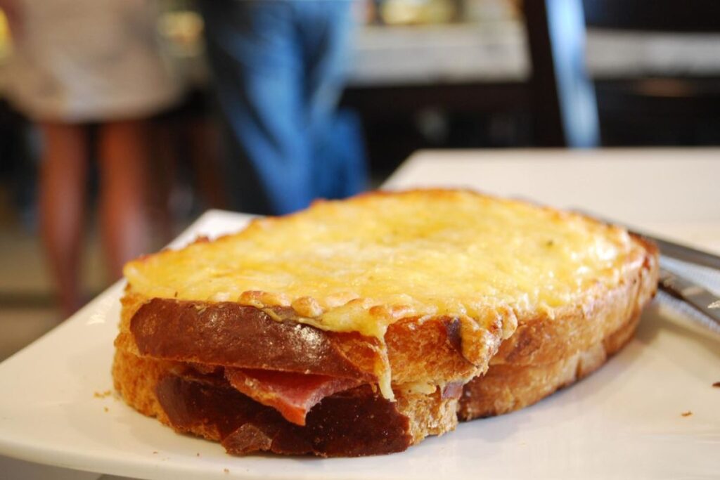 El croque madame se termina con un huevo frito en la parte superior.