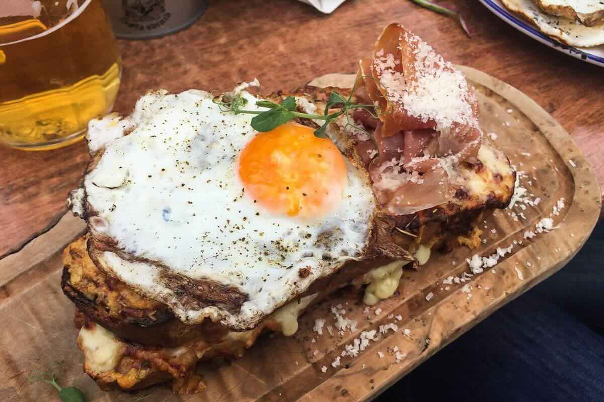 Sándwich caliente acompañado con huevo frito. Foto de iStock.