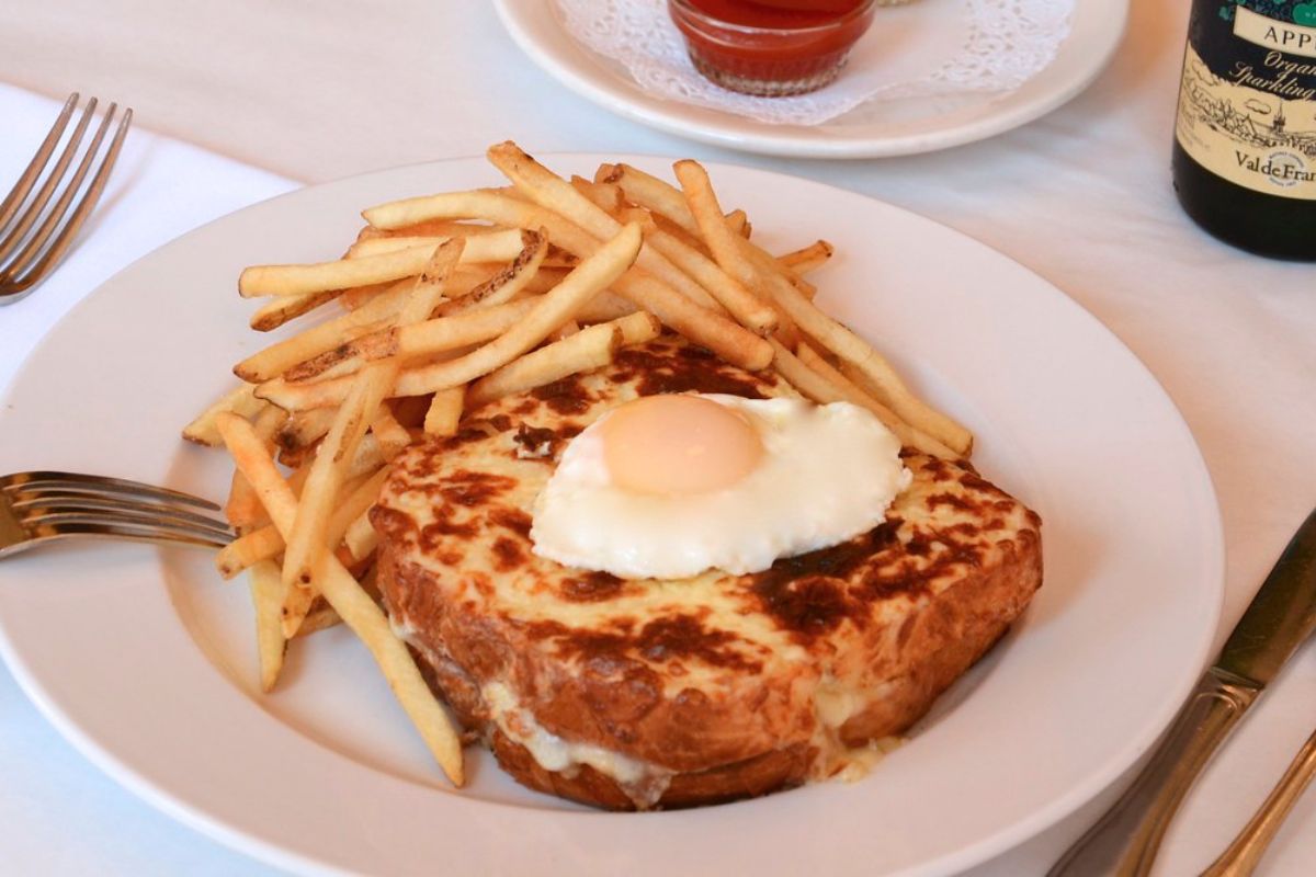 Sándwich clásico francés acompañado con papas a la francesa. Foto de Flickr.