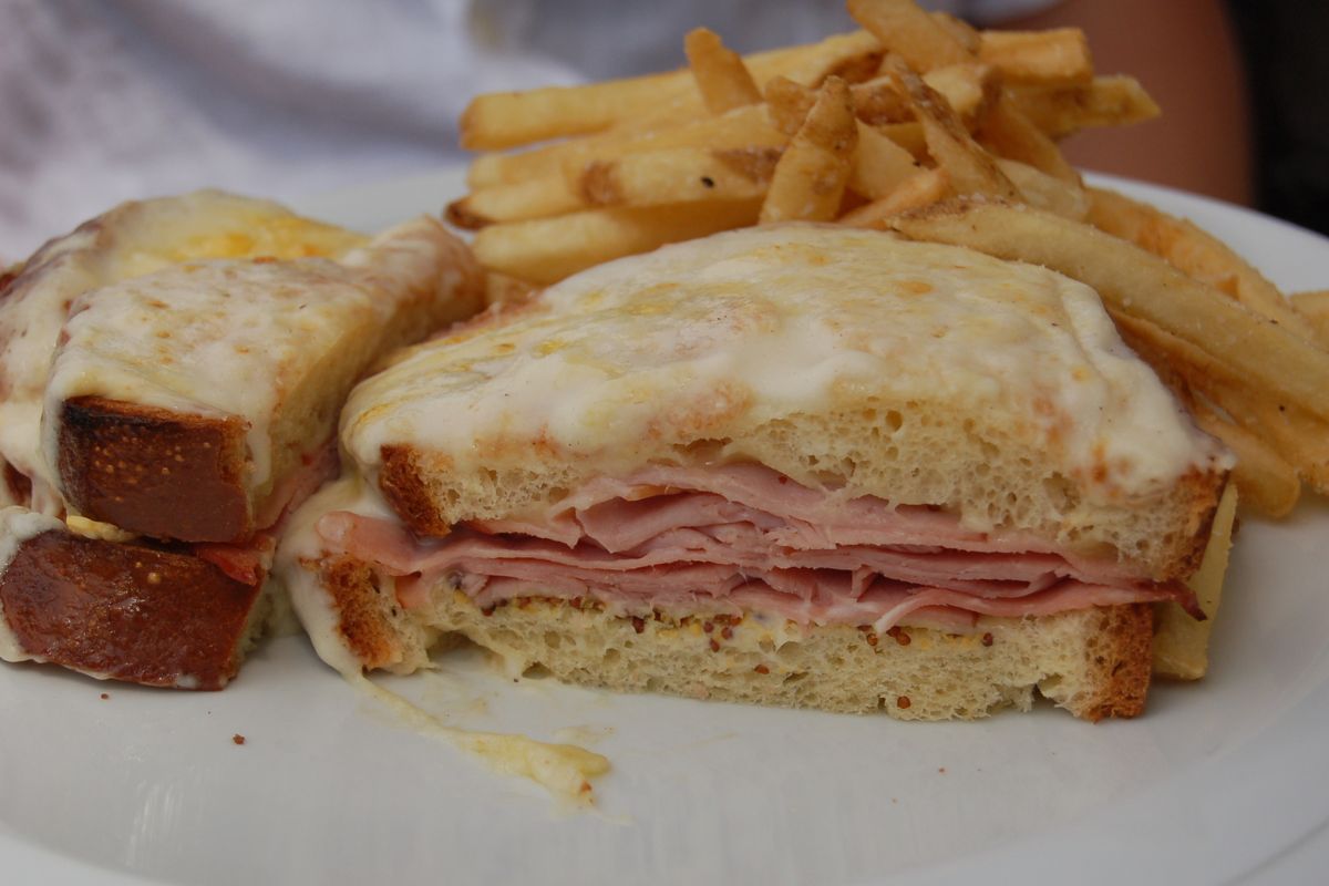 Sándwich con queso fundido. Foto de Flickr.