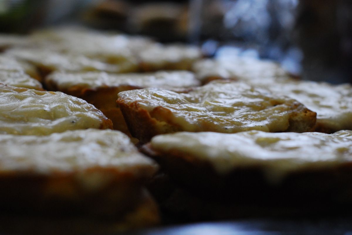 Rebanadas de pan cubiertas con queso. Foto de Flickr.