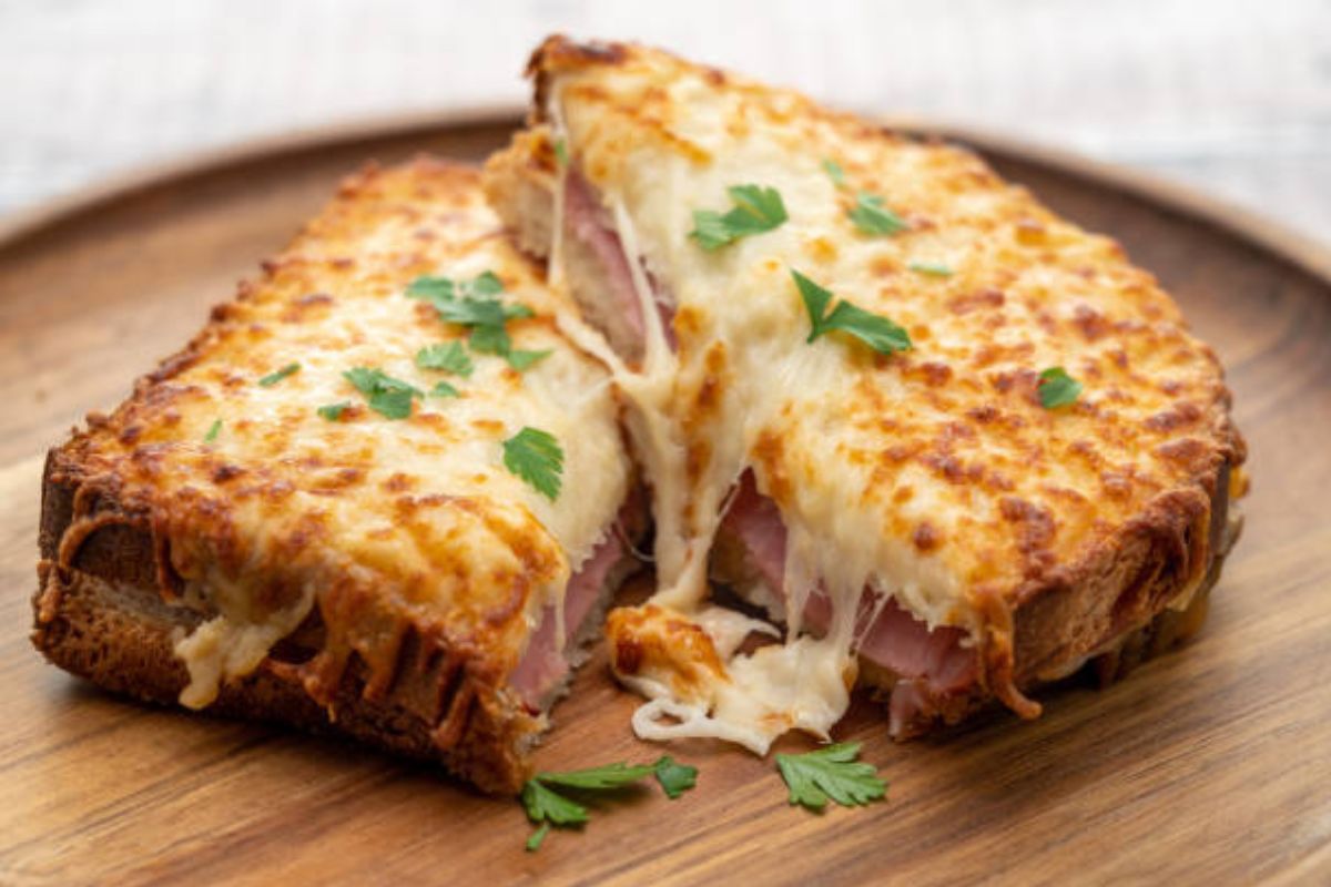 Sándwich con queso fundido. Foto de iStock.