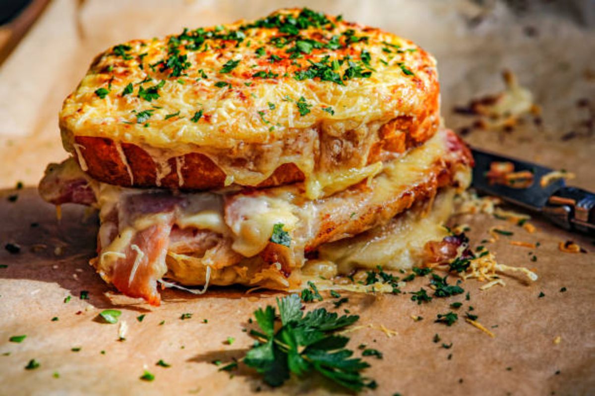 Sándwich con queso fundido crujiente. Foto de iStock.