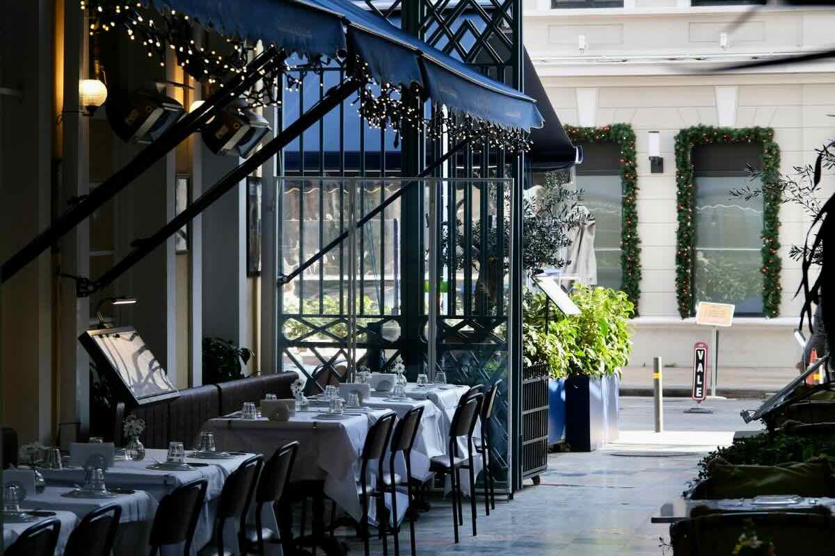 Restaurante con zona al aire libre. Foto de Pexels.