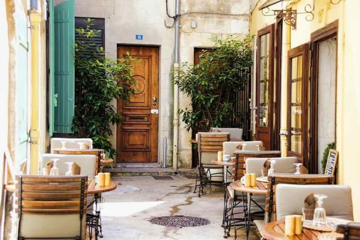 Terraza al aire libre en restaurante. Foto de Pexels.