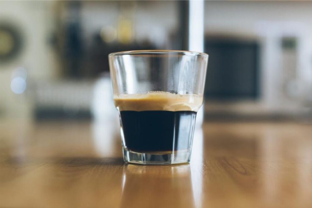 El lungo, el espresso y el americano son bebidas calientes únicamente con café.