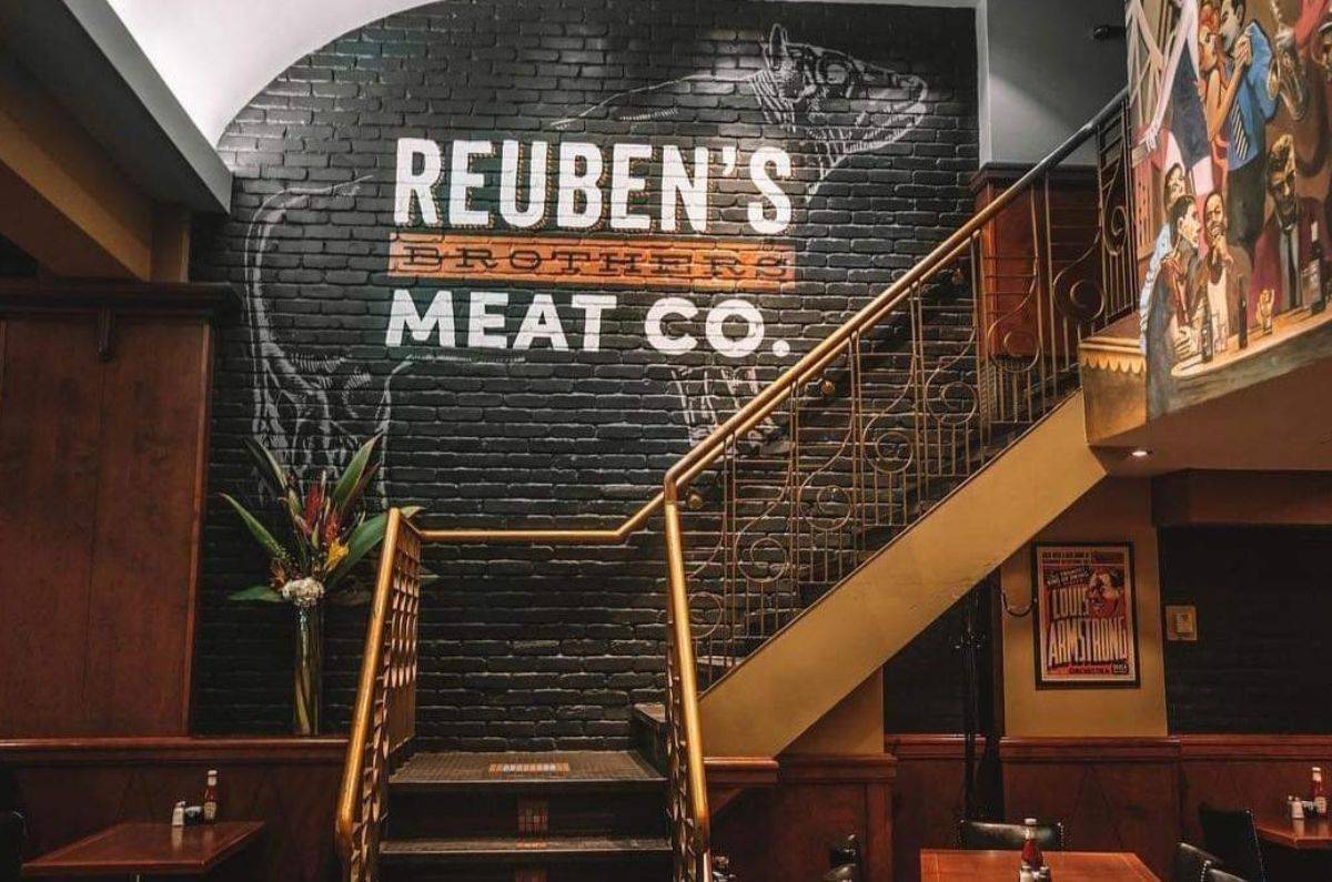 Interior de Reuben's Deli & steakhouse, foto tomada de sus redes sociales