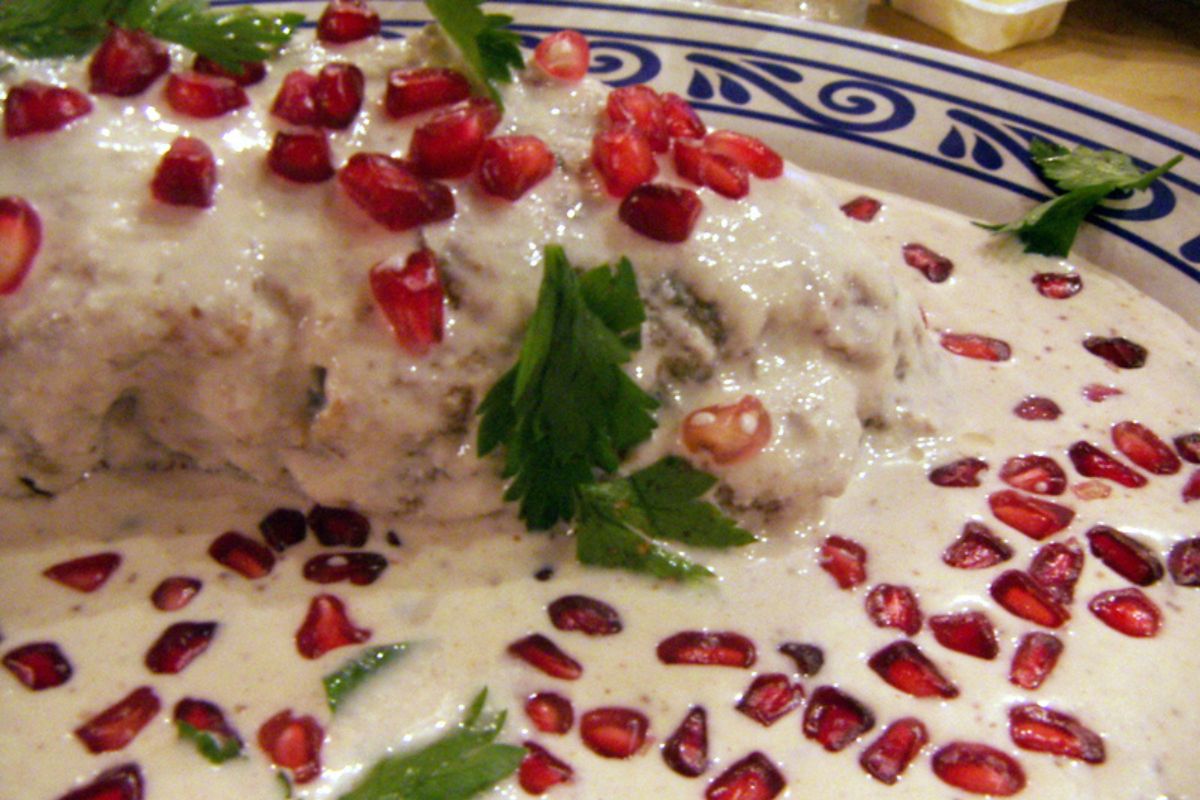 Chile en nogada con granada fresca y cilantro. Foto de Flickr.