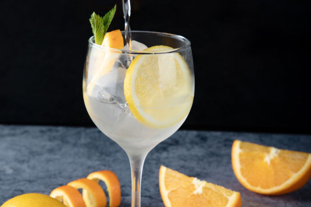 Versión de gin tonic con limón y naranja. Foto de iStock.