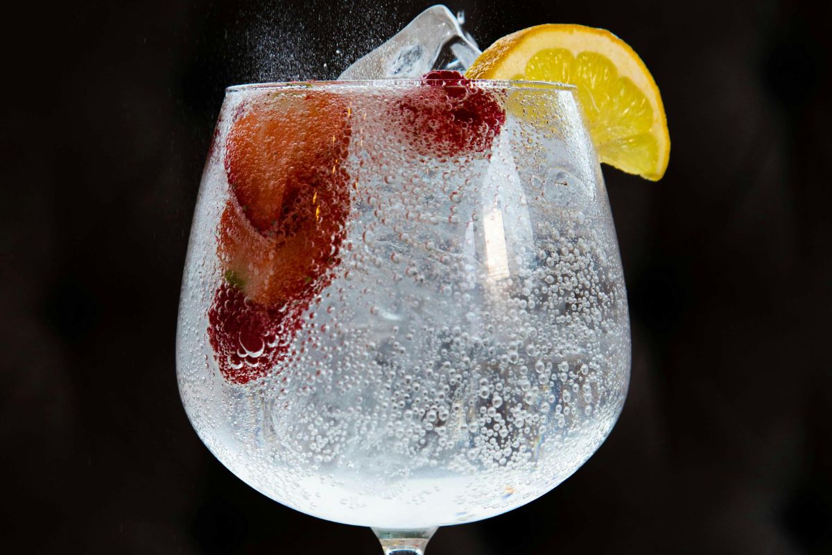 Coctel refrescante preparado con fresas. Foto de iStock.