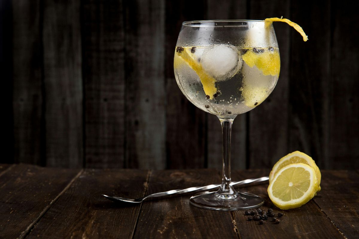 Gin tonic preparado con limón amarillo. Foto de Pexels.