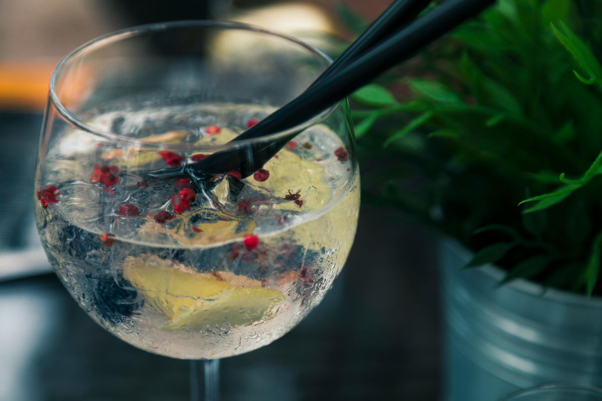 Gin tonic preparado con limón amarillo. Foto de Pexels.