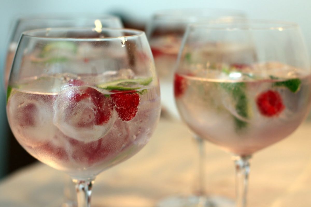 Coctel claro decorado con frutos rojos. Foto de Flickr.