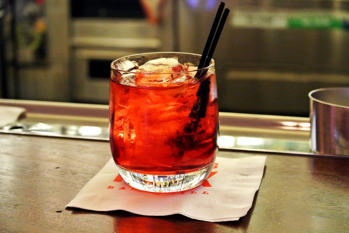 Coctel italiano conocido como negroni. Foto de Flickr.