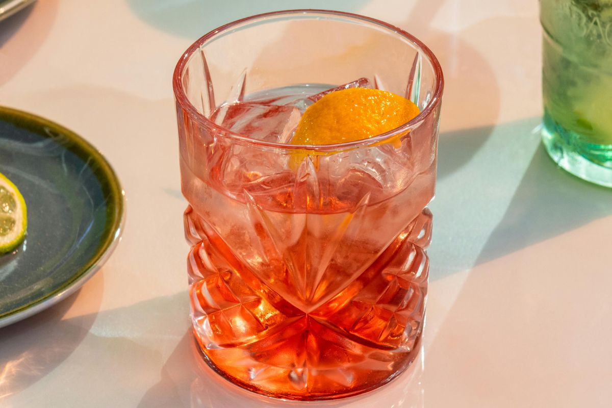 Coctel italiano conocido como negroni. Foto de Pexels.