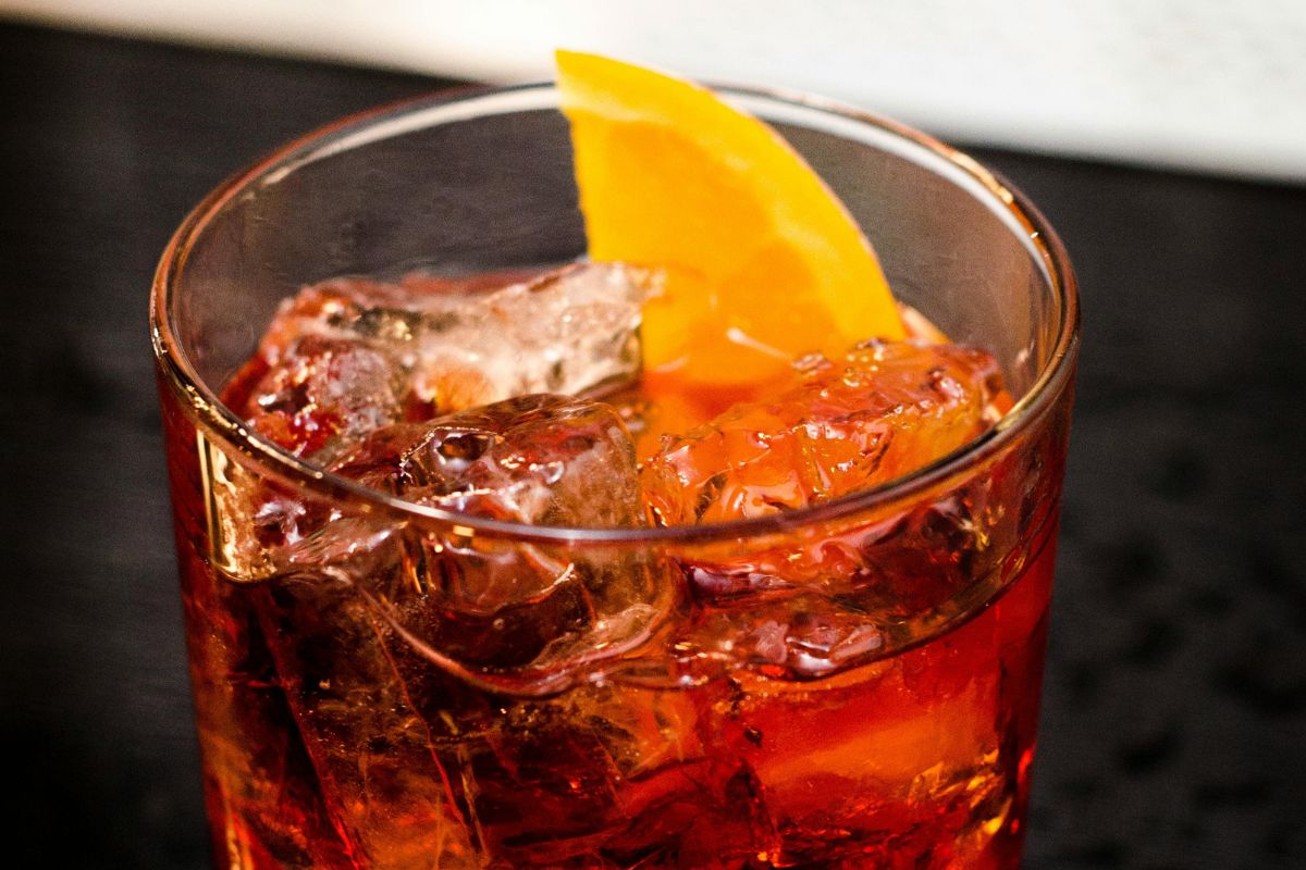 Origen del negroni y cómo puedes prepararlo en casa como un bartender