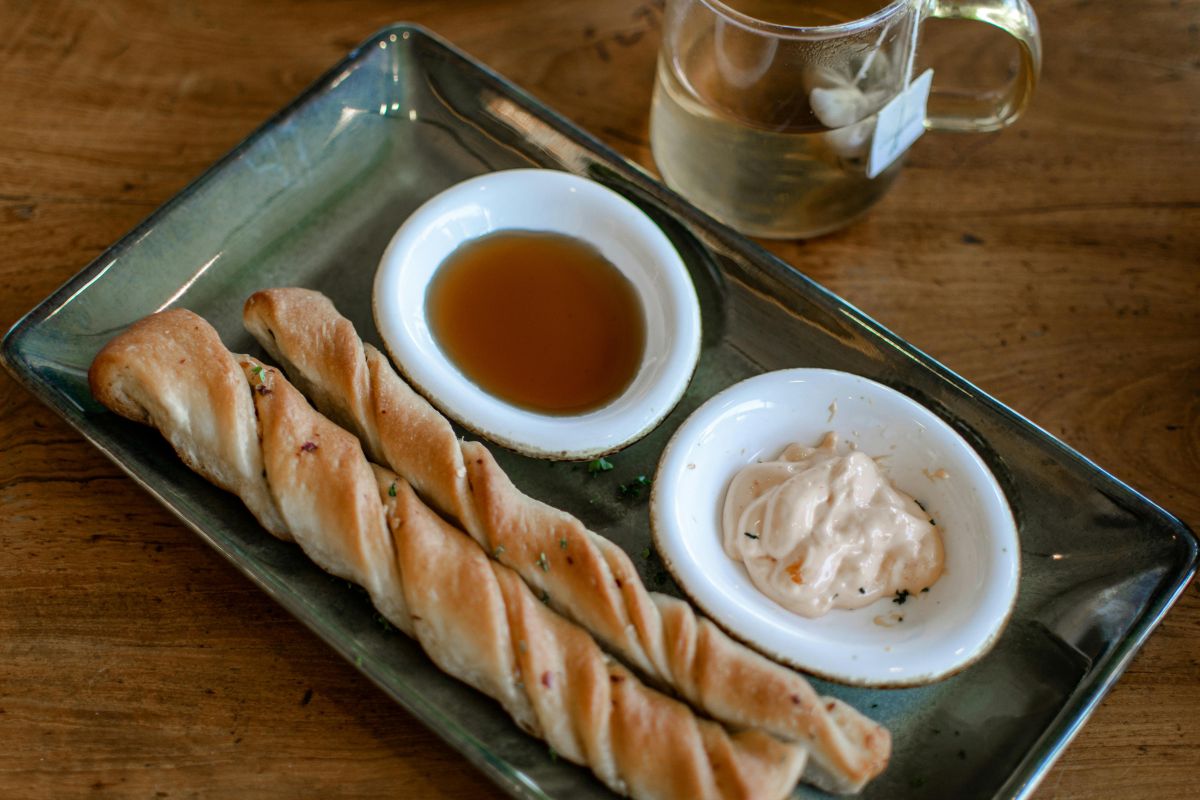 Botanas de pan crujiente con dips dulces. Foto de Flickr.