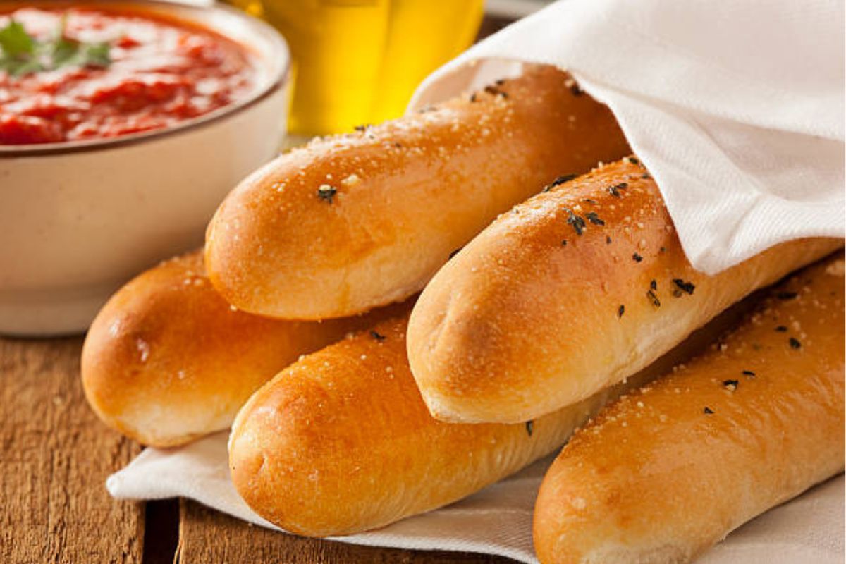 Botana suave de pan con ajo y mantequilla. Foto de iStock.