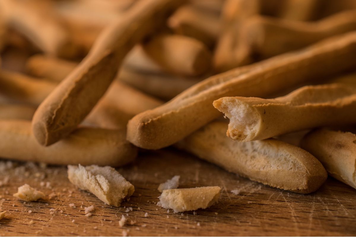 ¿Cómo hacer palitos de pan muy sencillos en casa?