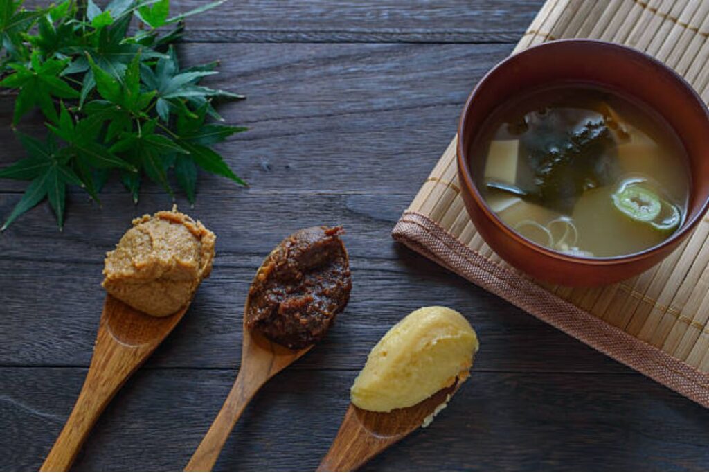 Los tipos de pasta miso se eligen de acuerdo al nivel de intensidad de sabor que se busca en un plato.