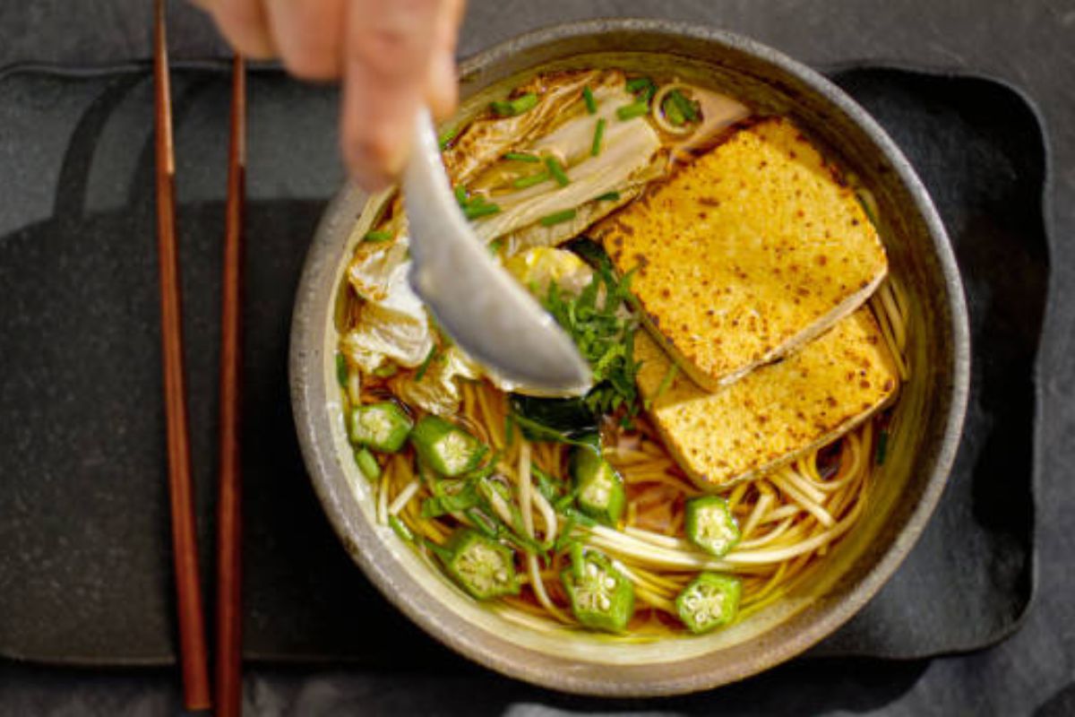 Sopa miso con vegetales. Foto de iStock.