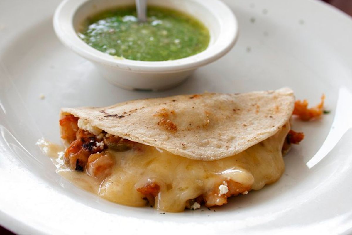 Tortilla de harina rellena con queso y carne al pastor. Foto de Flickr.