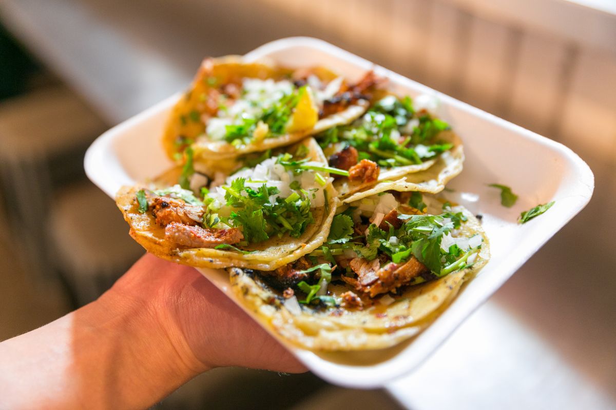 Orden de tacos al pastor con cebolla y cilantro fresco. Foto de Flickr.