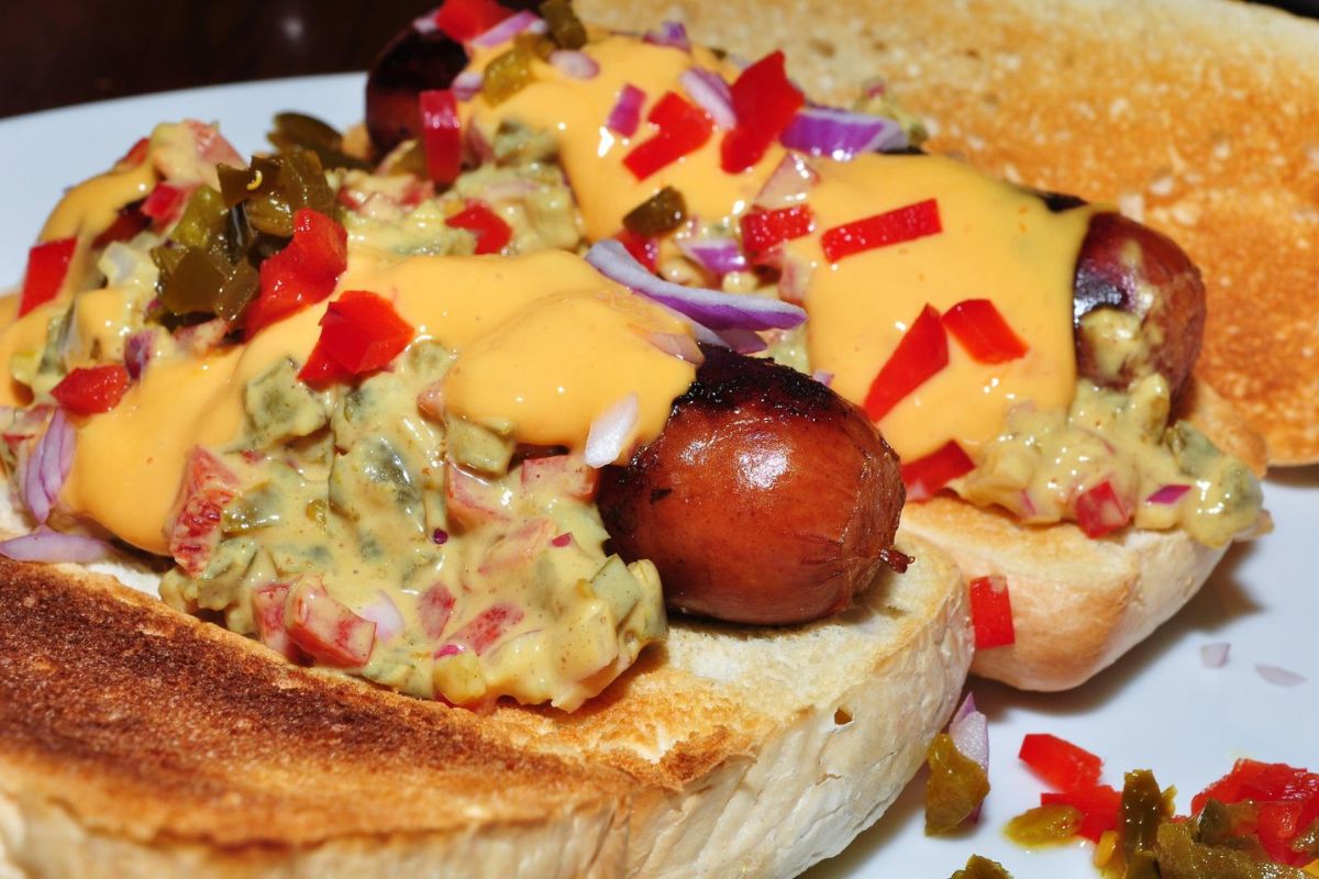 Hot dogs con diversos toppings. Foto de Flickr.