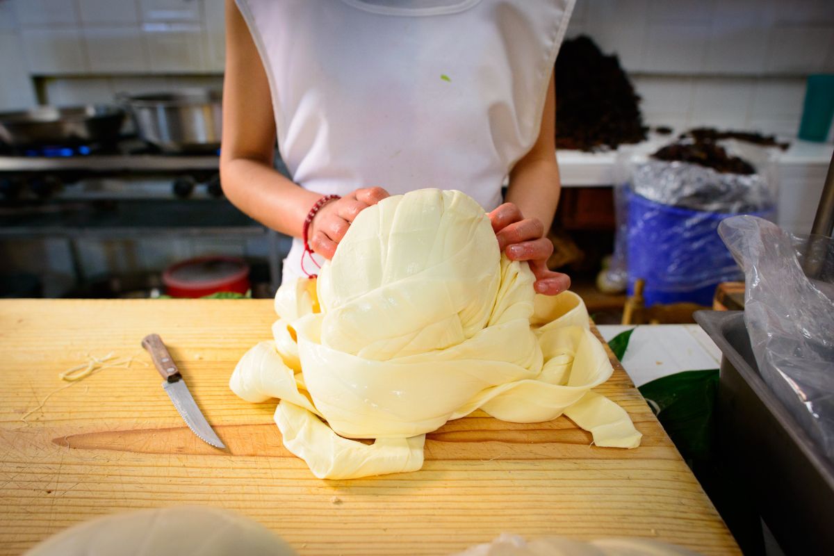 Oaxaca presume el récord Guinness del quesillo más grande del mundo